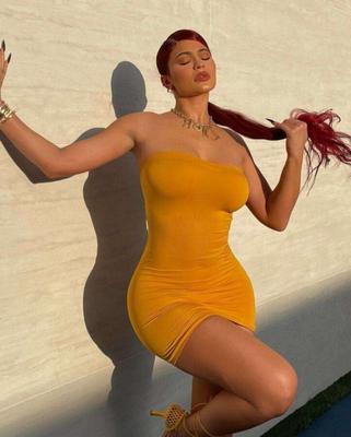 Kylie Jenner – Robe moulante jaune