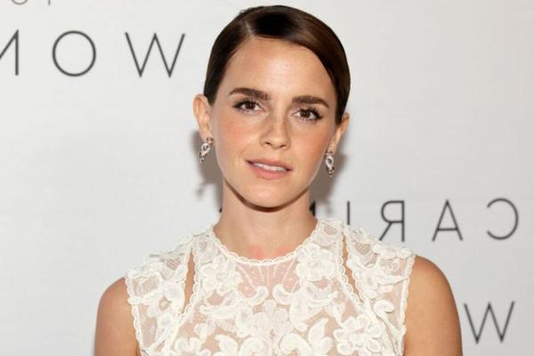 Emma Watson em vestido branco transparente