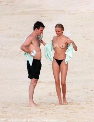 Cameron Diaz oben ohne am Strand