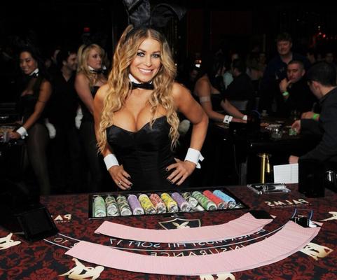 Carmen Electra, vollbusige Blackjack-Dealerin