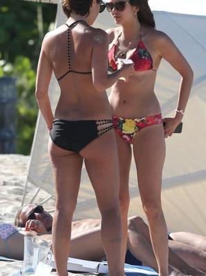 Julianne Hough y Nina Dobrev en bikini en Miami Beach