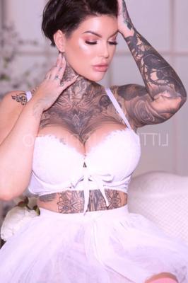 Donna tatouée sexy et aux gros seins ! 