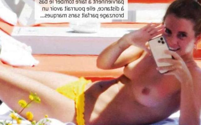 Emma Watson oben ohne im Urlaub in Positano, Real (französisches Magazin)