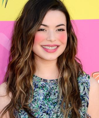 MIRANDA COSGROVE COM suspensórios