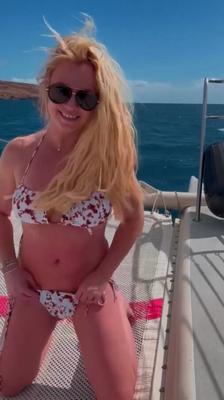 Britney Spears en bikini en un barco - //