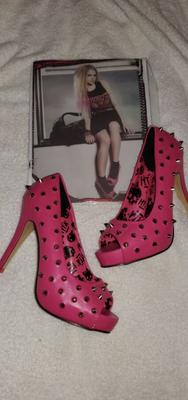 Avril-Schuh mit Sperma-Tribut (Pink Abbey Dawn mit Pumps)