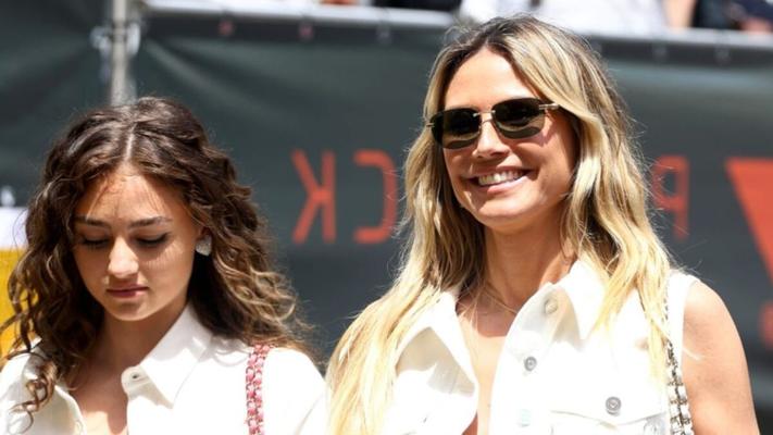 HEIDI und LENI KLUM BRUSTGESCHMACKENDES DECKEL BEIM GRAND PRIX VON MONACO