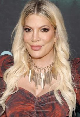 Seins - Tori Spelling