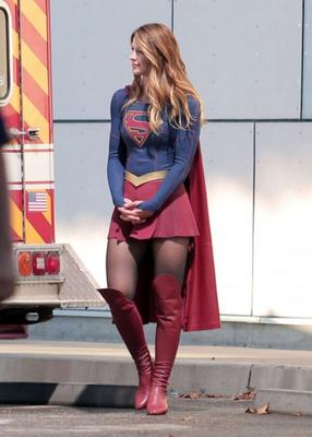 Melissa Benoist (Supergirl) em meia-calça