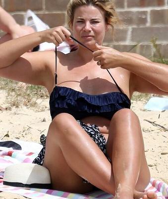 Fiona Falkiner zeigt ihre Kurven in einem winzigen Zweiteiler am Beach