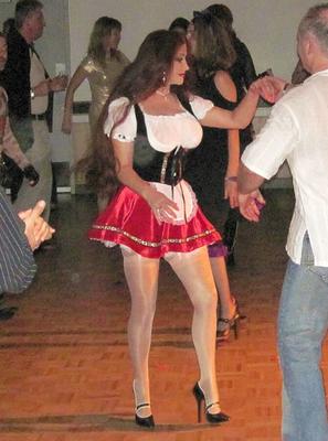 Fesche Madln im Dirndl zum Vierundvierzigst`n