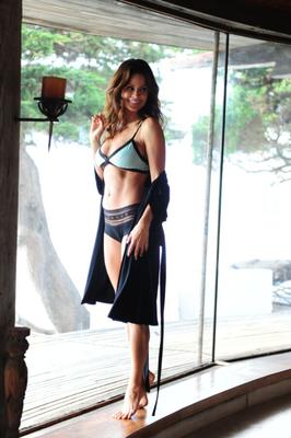 Brooke Burke gives her neighbors a view