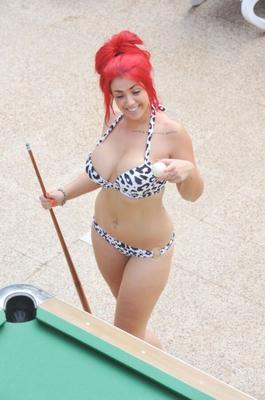 Holly Hagan - Jogando sinuca