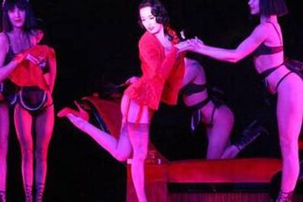 Dita von Teese and Crazy Horse: sexy show girls