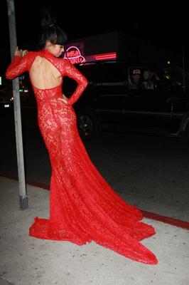 Bai Ling en robe rouge très sexy