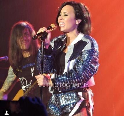 Demi Lovato se apresentando no Horden Pavilion, Austrália