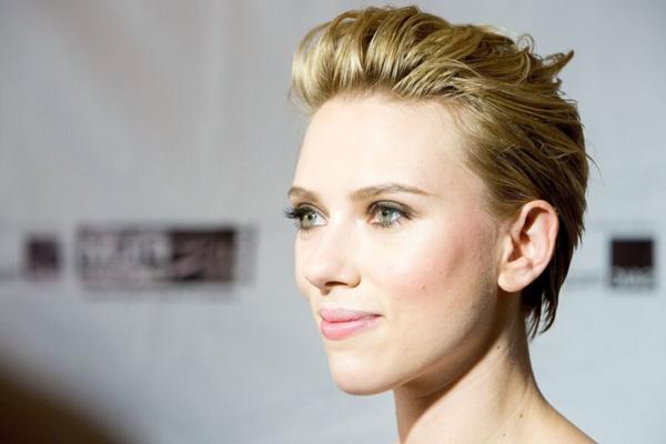 Scarlett Johansson dans une robe bleue moulante