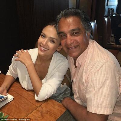 A JESSICA ALBA LE ENCANTA PASAR TIEMPO DE CALIDAD CON SU PAPÁ