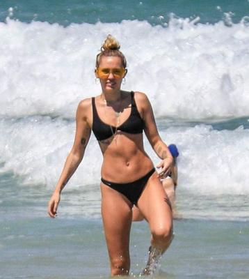 Miley Cyrus súper sexy en diminuto bikini negro