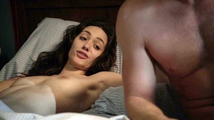 Emmy Rossum em topless na cama