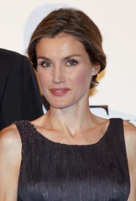 How long it takes you to cum with queen Letizia ?