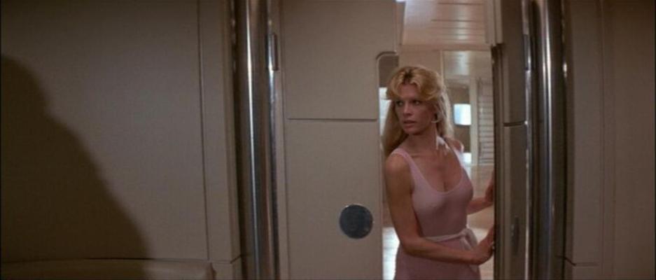 Kim Basinger - Justaucorps James Bond