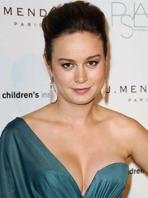 Brie Larson im blauen Kleid