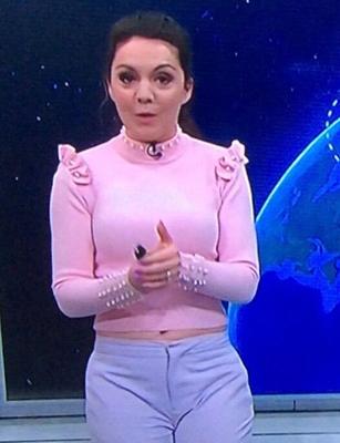 A vagabunda da TV britânica Laura Tobin, peitos e bunda em calças justas