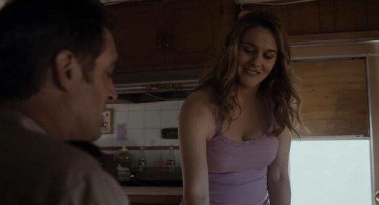 Alicia Silverstone com peitos grandes!