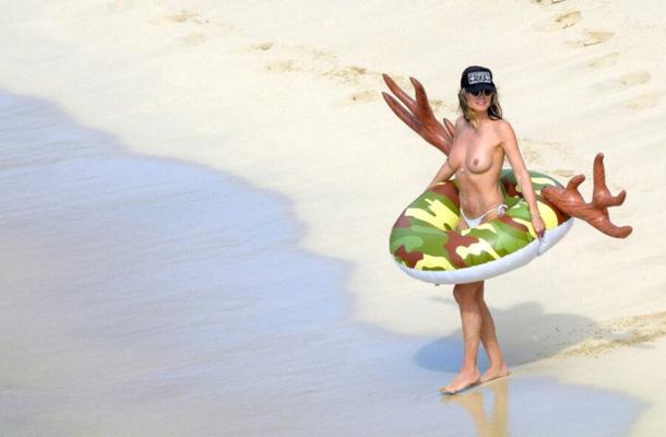 Heidi Klum oben ohne am Strand von St. Barths - //