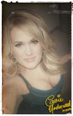 Carrie Underwood - fan request selfies?!?