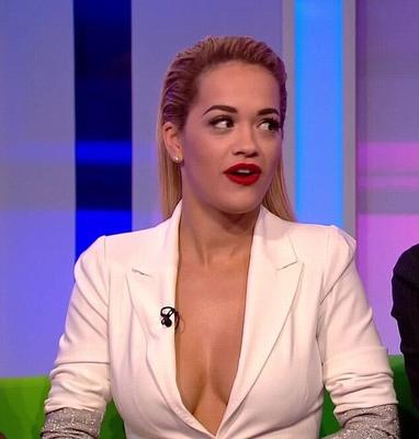 Rita Ora – The One Show – Ohne BH