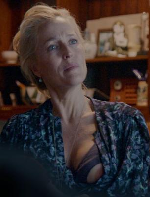 Gillian Anderson, Staffel „Sex Education“, Warzenhof im Still-BH.