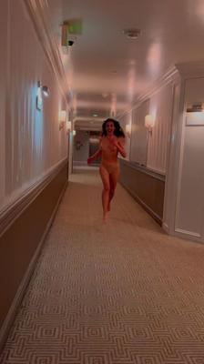 Alison Brie fazendo topless em um hotel