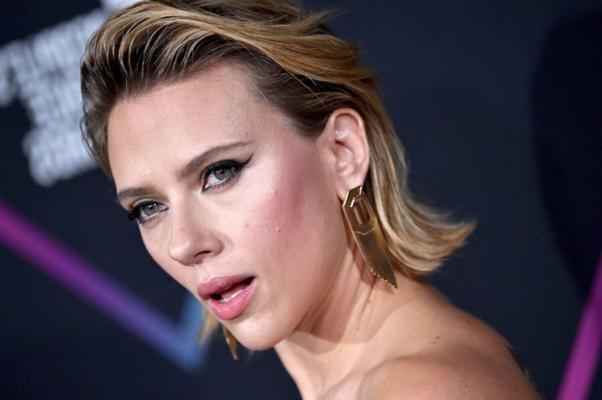 Scarlett Johansson mala y tetona