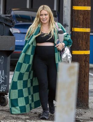 Hilary Duff pregnant out in Los Angeles //