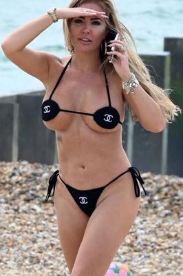 Aisleyne Horgan-Wallace gros seins en petit bikini à Londres