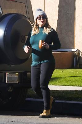 Hilary Duff hace alarde de Baby Bump durante un parque en Sherman Oaks -