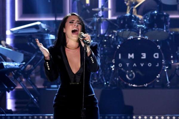 Demi Lovato sans soutien-gorge XV