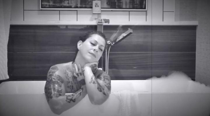 Badewannenspaß mit Danielle Colby