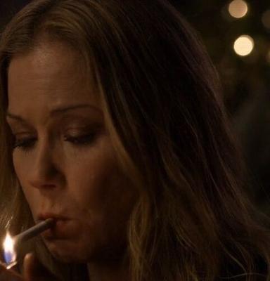 Christina Applegate fumando: de su película más reciente.