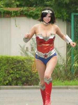 Selena Gomez como el peligro de Wonder Woman