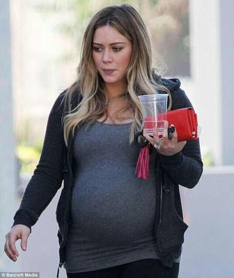 Hilary Duff enceinte et allaitante