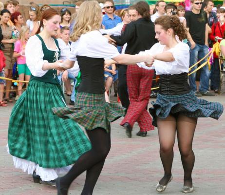 Fesche Madln im Dirndl zum Dreisigst`n