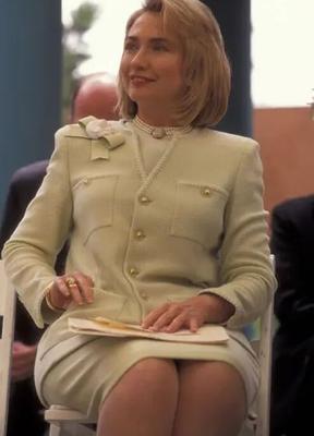 Hillary Clinton a l'air assez bien pour trancher / avec une grosse bite