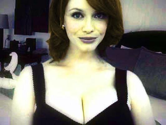 Christina Hendricks vor der Webcam