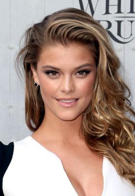 Nina Agdal ~ Dans une mini-robe