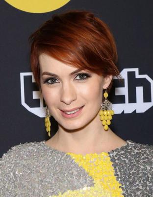 Felicia Day - вызывающая рыжеволосая красотка