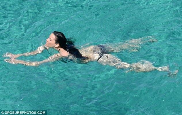 Liv Tyler - Nadando en un bikini transparente