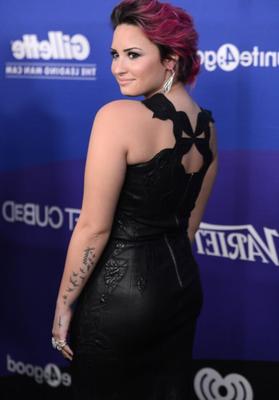 Vestido de couro preto Demi Lovato